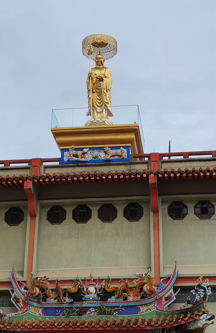 Gold leaf  地藏 Buddha statue Kong Meng San Phor Kark See Monastery Singapore 