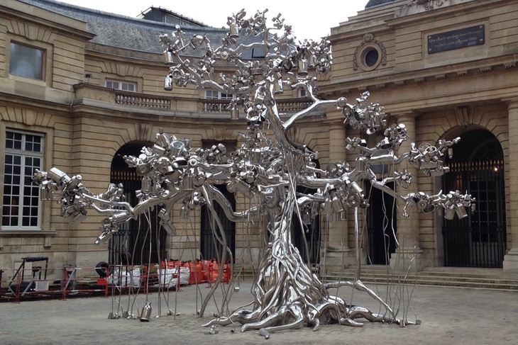 stainless steel people tree emporarily exhibited at the Monnaie de Paris