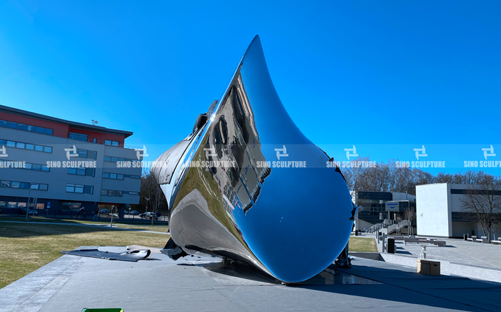 on-site installation of mirror stainless steel statue in the University of Žilina