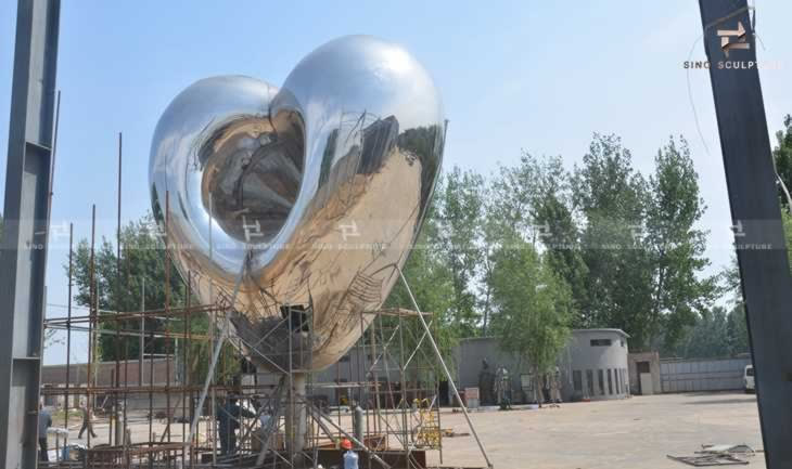 mirror stainless steel Love me sculpture pre-install