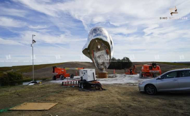 Sky mirror stainless steel heart shape sculpture installed in USA