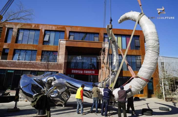 Foundry trail assembling of the mammoth skull before shipment. 