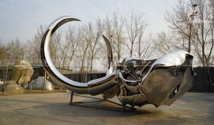 Foundry trail assembling of the mammoth skull before shipment. 