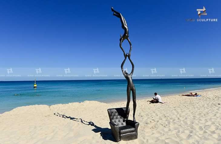 The bronze artwork was exhibited in Sculpturebythesea.