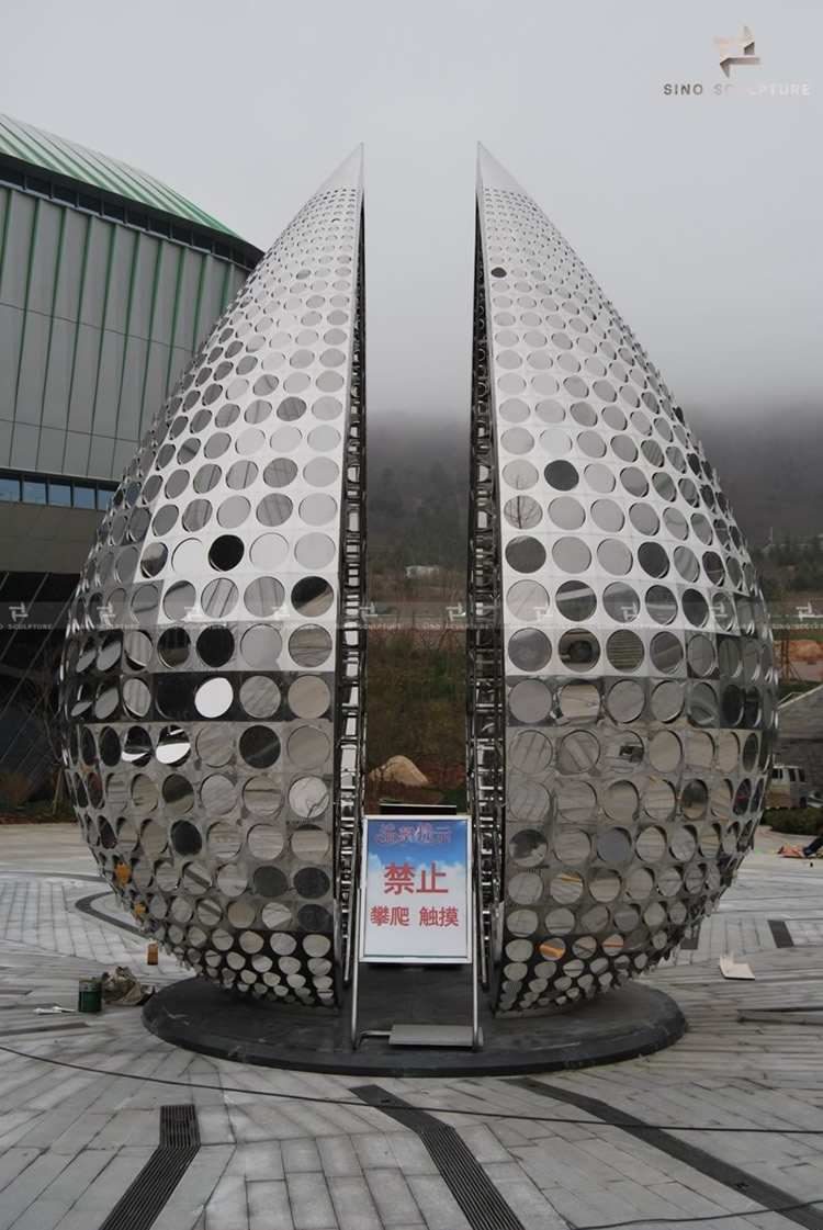 Mirror polished stainless steel sculpture by China foundry