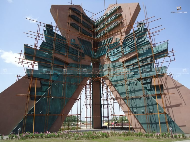 installing of the cooper bronze sculpture with scaffolding