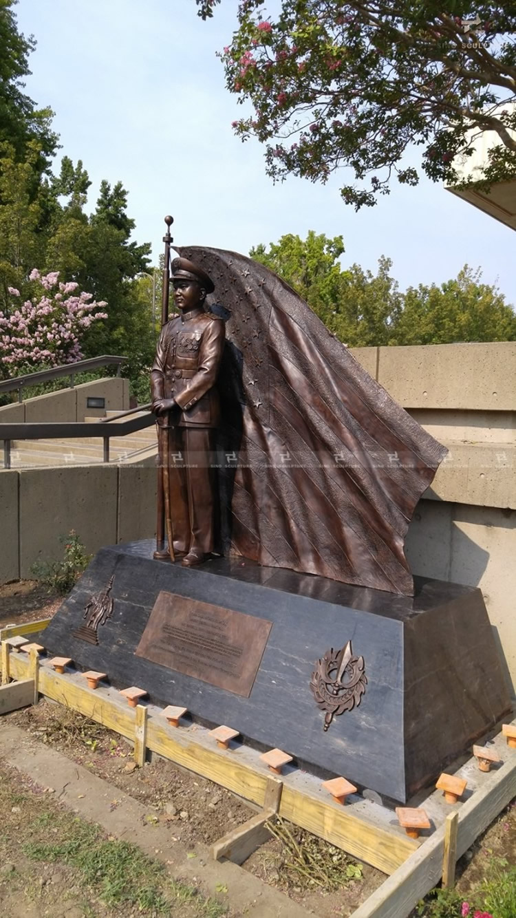 installing of the bronze cast general army leader