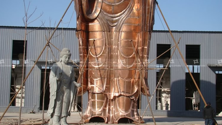 Welding bronze at Sino Sculpture facotry Welding bronze at Sino Sculpture facotry