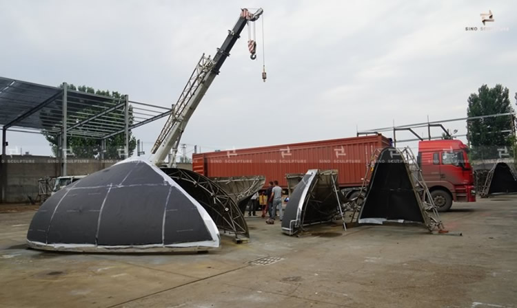 Packing and loading of mirror polished stainless steel sculpture