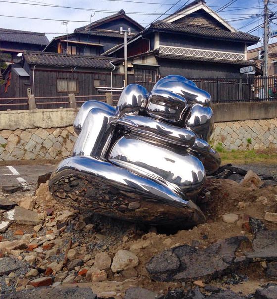 mirror stainless steel Contemporary art sculpture,Ryan Gander, Because Editorial is Costly, 2016   Okayama Art Summit 2016