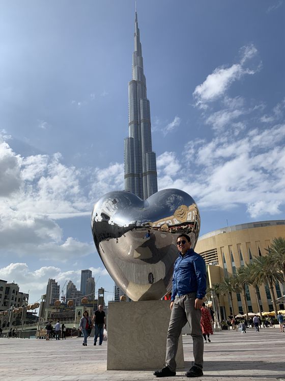 installation of the mirror stainless steel sculpture dubai mall