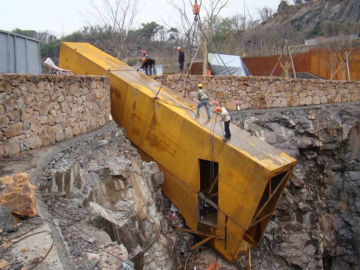 installation of the rust steel sculpture