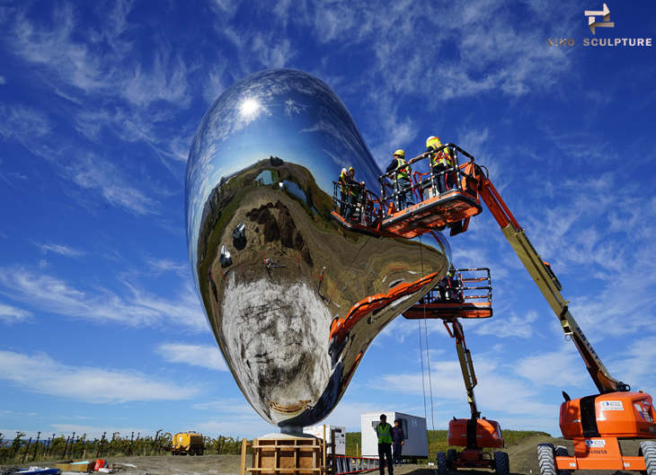 Mirror polishing work for stainless steel Love me sculpture in USA