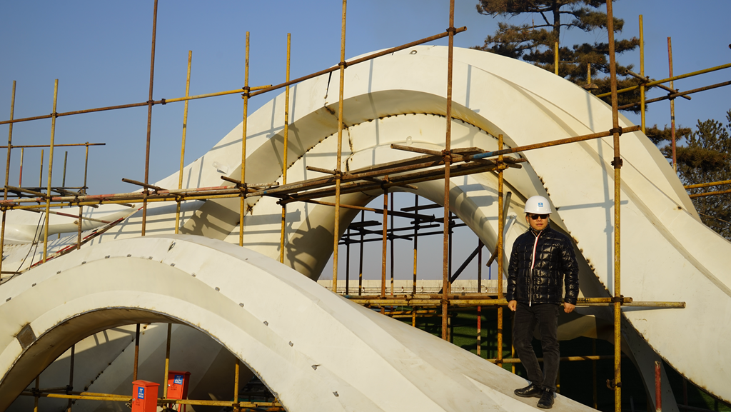 Sino Sculpture director Mr. Zhang in site for work supervision