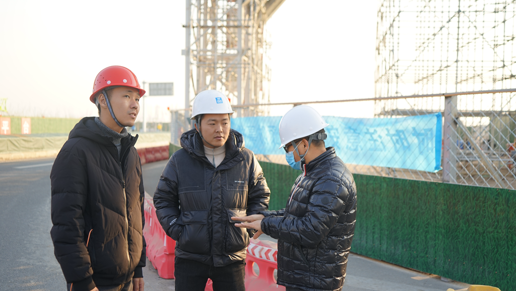 Sino Sculpture team working in Site