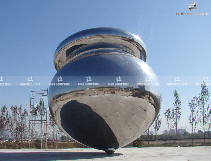 Mirror polihsed spinning top sculpture 