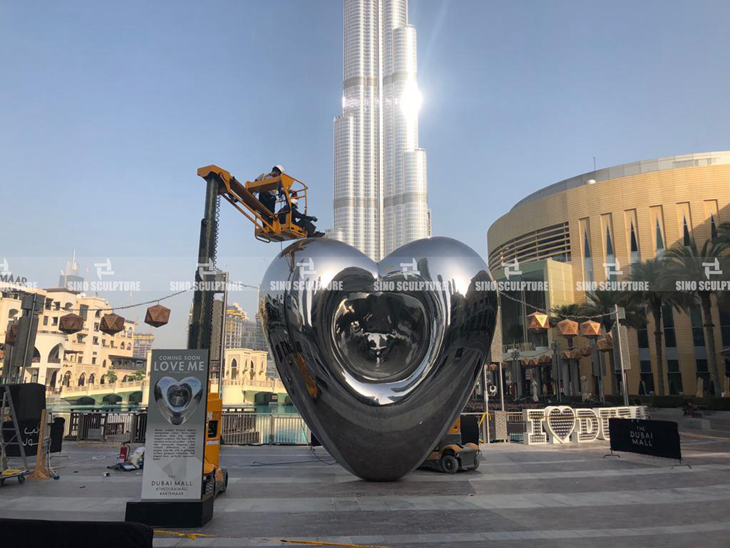 stainless steel love statue in Dubai
