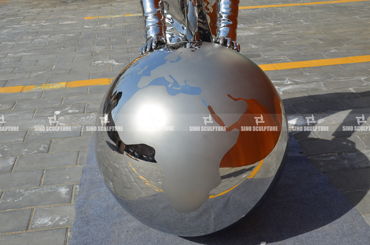 China custom mirror stainless steel globe statue factory