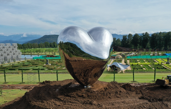 Contemporary stainless steel  sculpture, love me sculpture installed in Mexico