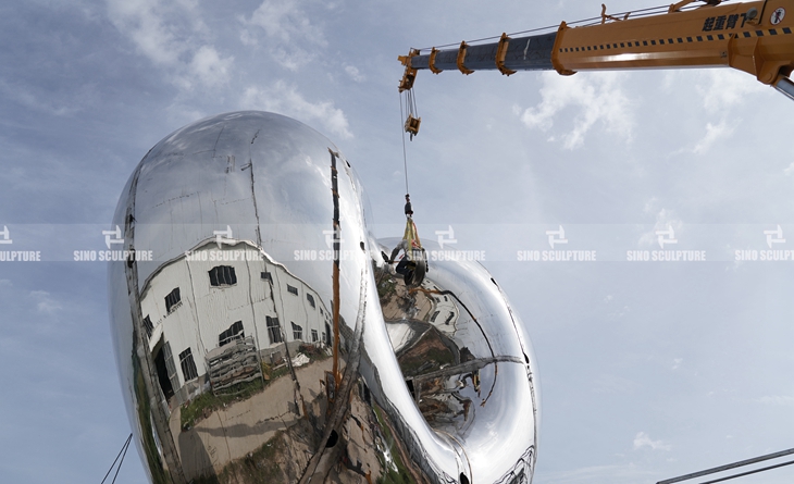 Polishing of stainless steel love me sculpture before shipment