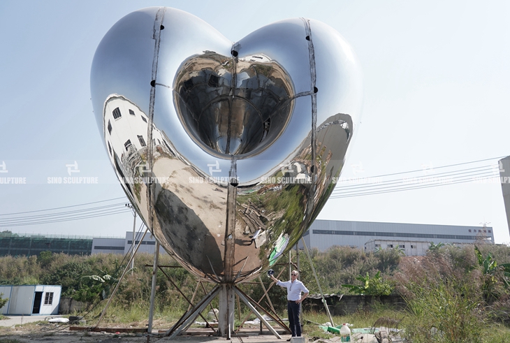 Inspection work of stainless steel love me sculpture