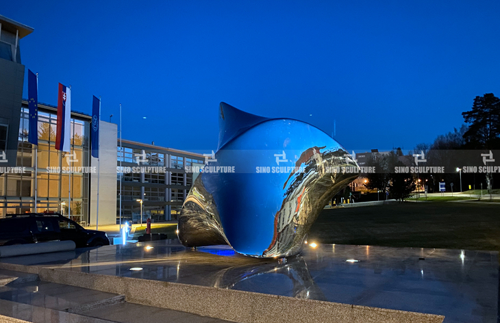 Custom stainless steel heart statue by sculptor Bohuš Kubinsk�