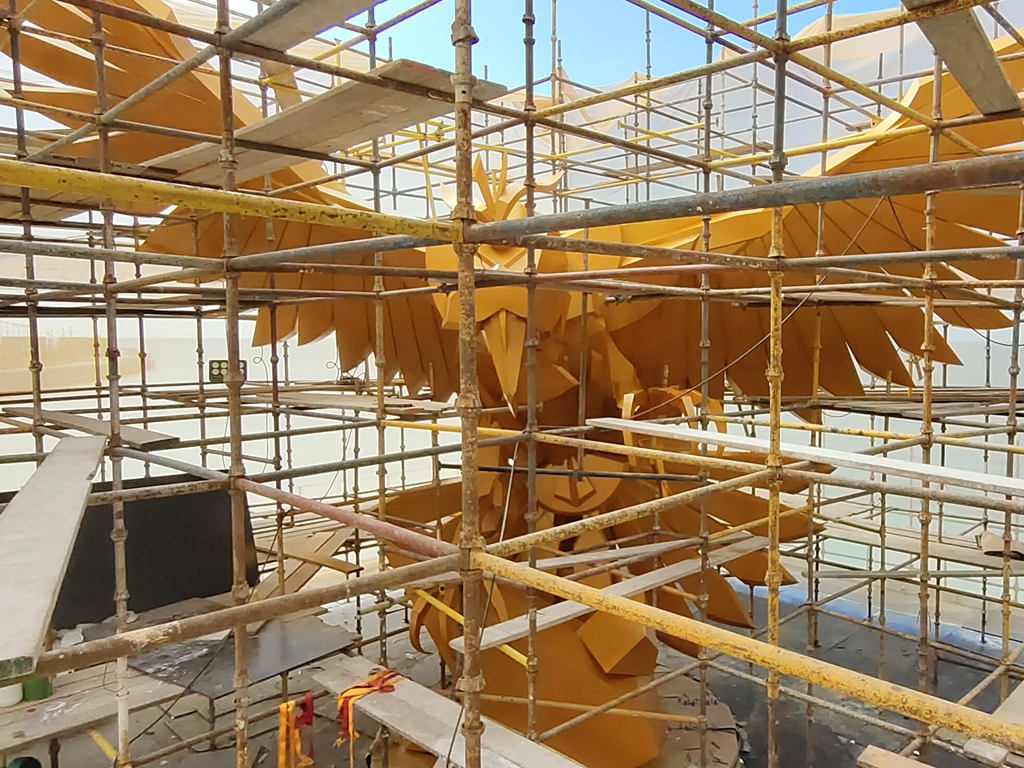 overseas installation of the forging bronze falcon sculpture in Jeddah