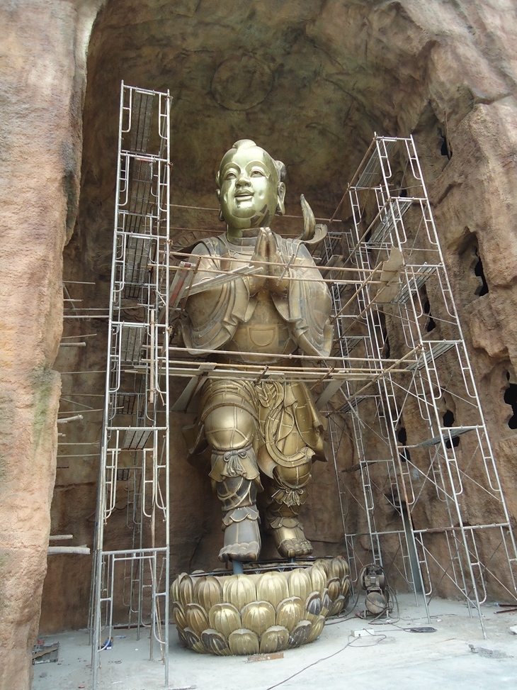 installing of the forging bronze sculpture