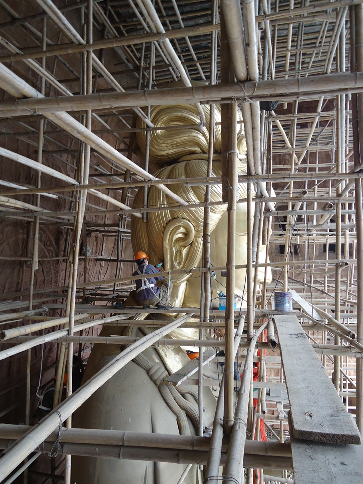 installing of the forging bronze sculpture