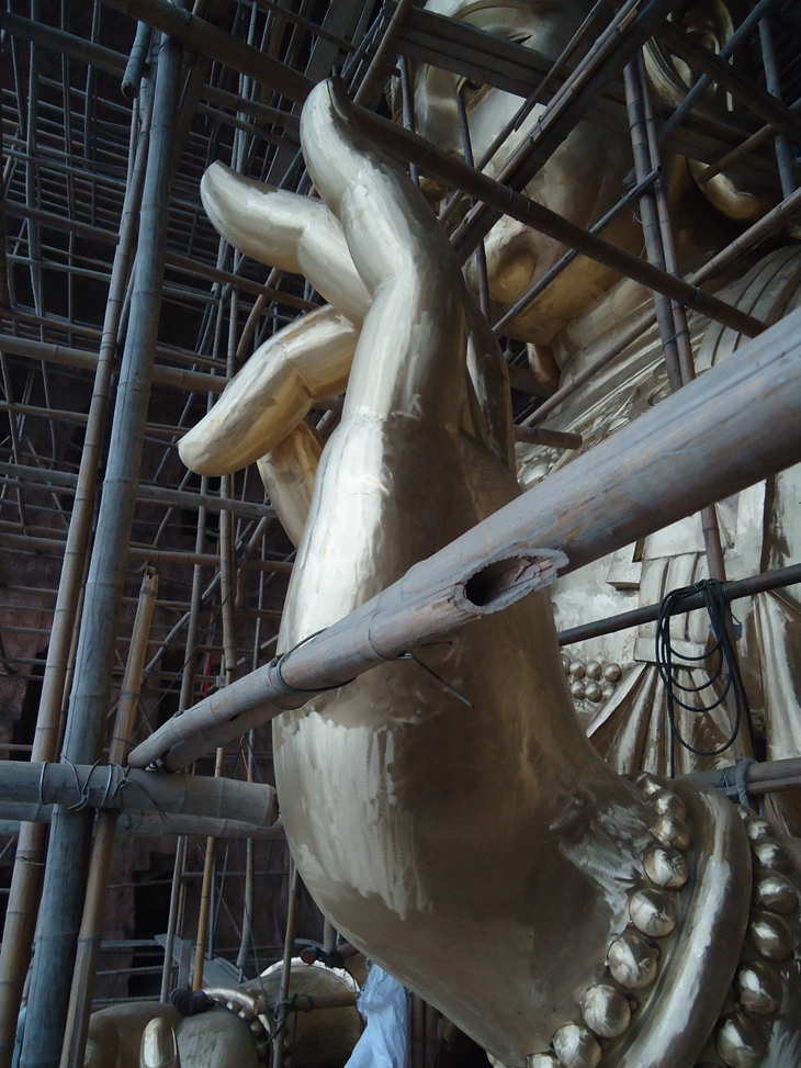 installing of the forging bronze sculpture