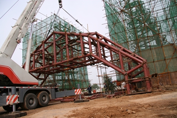 installation of the forging bronze sculpture at site