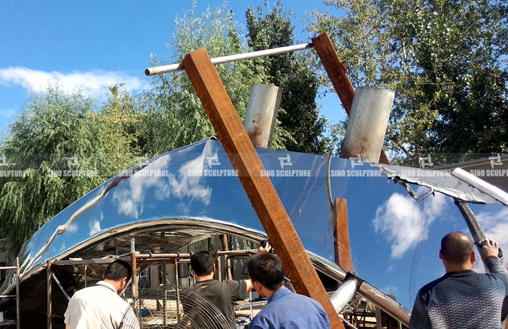 Pre-installation of large mirror stainless steel sculpture