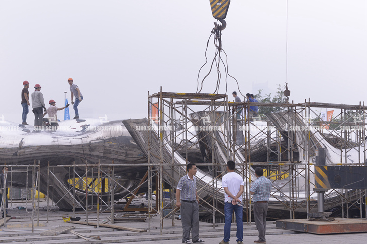 surface treatment on site for mirror stainless steel dream boat sculpture