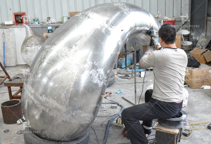mirror stainless steel monumental sculpture fabrication, unwind by Richard