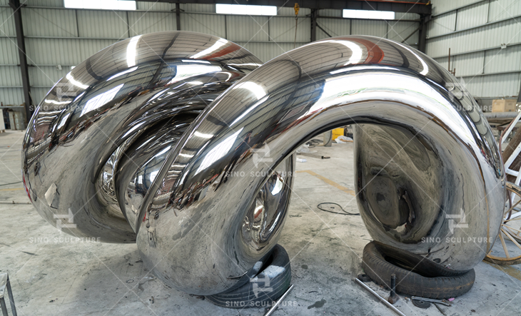 Polished mirrored stainless steel monumental sculpture