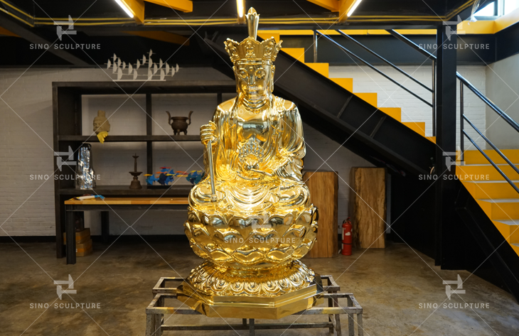 The completion of the gold leaf finish of the casting bronze Buddha sculpture