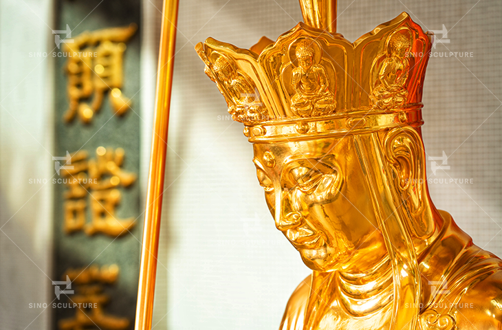 The details of the gold leaf gilding of the casting bronze Buddha