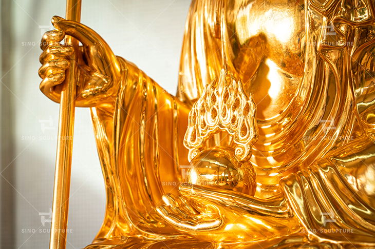 The details of the gold leaf gilding of the casting bronze Buddha