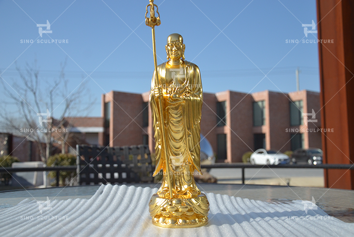 Gold leaf gilding of the casting bronze Buddha statuette