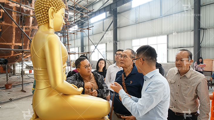 The inspection of the small model of the bronze Buddha statue