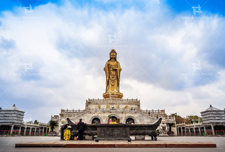 Grand bronze Guanyin Buddha statue