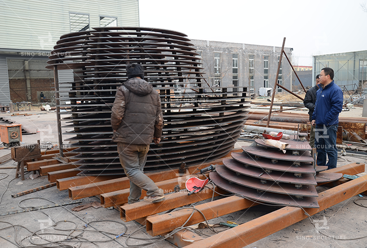 Factory fabrication of the large-scale rust corten steel sculpture