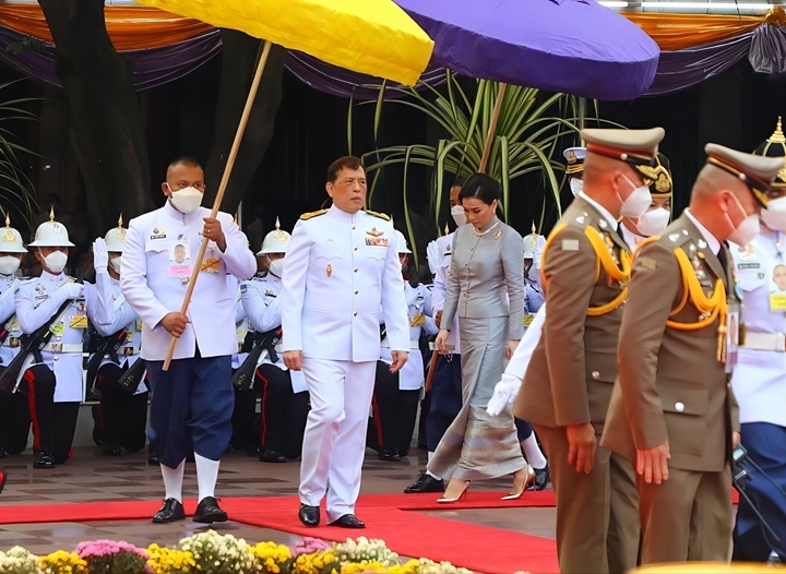King and Queen of Thailand preside Giant Bronze Buddha Statue inauguration