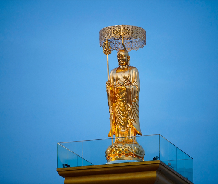 Gold leaf  地藏 菩萨 Buddha statue Kong Meng San Phor Kark See Monastery Singapore 