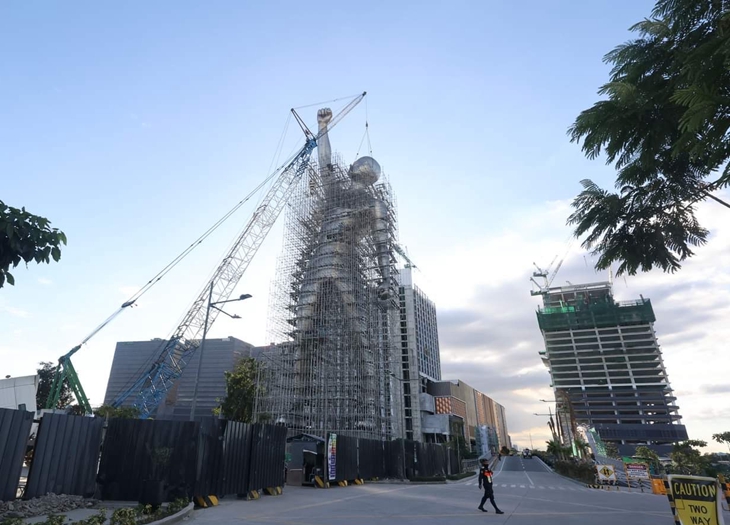 The Philippines New Landmark "THE VICTOR" statue Installation Update.