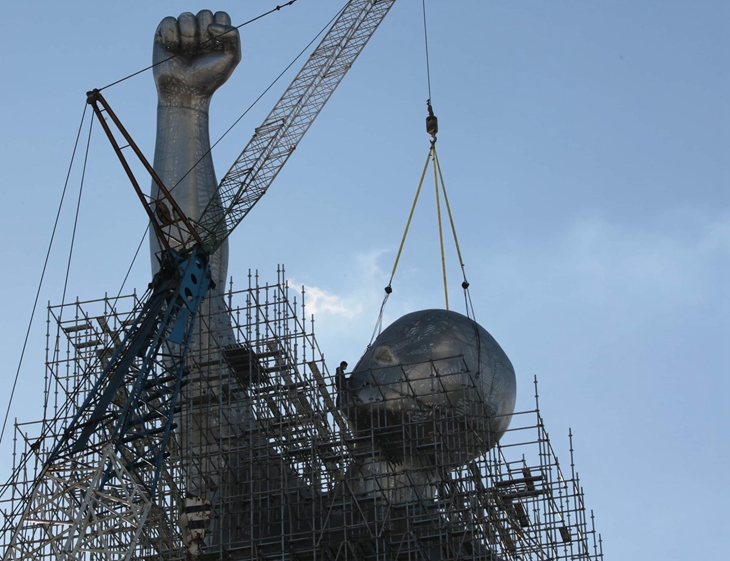 The Philippines New Landmark "THE VICTOR" statue Installation Update.