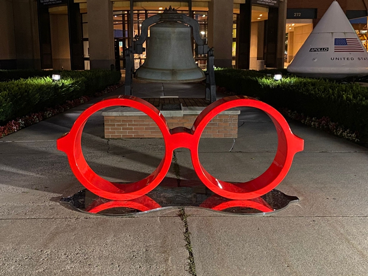 The installation of the steel red glasses Sculpture