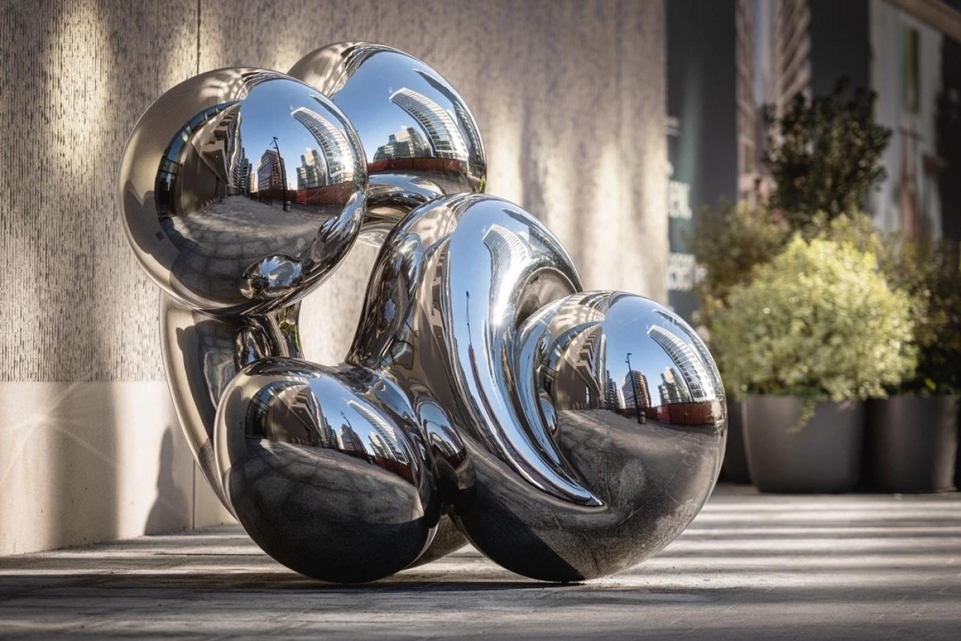 mirror polished steel knot sculpture from Richard Hudson exhibiting in DIFC, Dubai. 