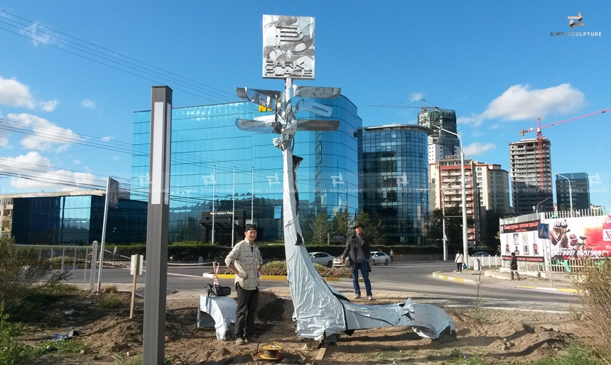 Site Installation-mirror-polished-stainless-steel-signage-sculpture-mirror-steel-city-guide-sculpture.jpg