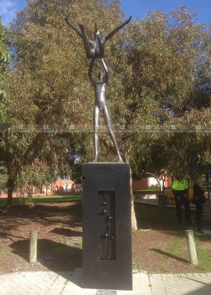 casting bronze statue installled in the Street public